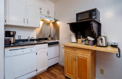 Yosemite West Condo | (B109) Studio Condominiums
