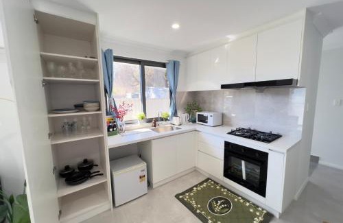 Belmont House | B3 Near Airport - Cozy Home, Walk to Shops & Eats