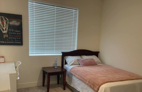 Roseville House | B4- Cozy room with private bathroom at west park