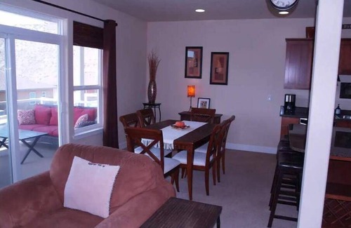 Quincy House | B50-Condo near pool & Gorge shuttle