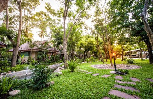 Bang Khonthi Resort | Baan Nam Pen Resort