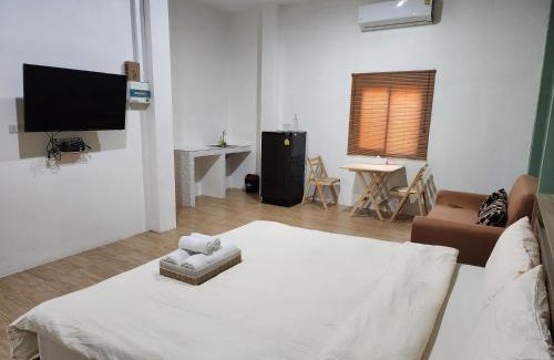 Manorom House | Baan U Sabai Poshtel (บ้านอยู่สบาย พอสเทล)