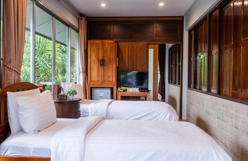 Bang Phra Hotel | BaanRimNam Resort Trat