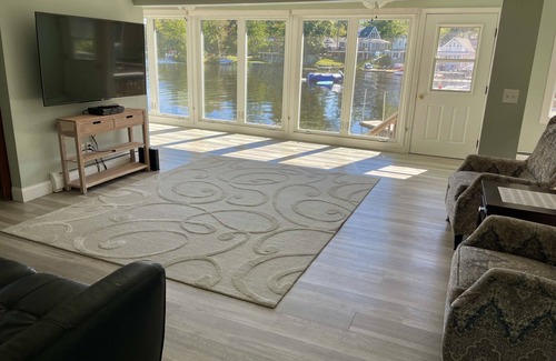 Amherst House | *~Baboosic Lake Waterfront Rental~*