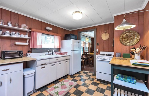 Amherst Cottage | Baboosic Lake - Wonderful Classic S. NH Vacation Cottage all to Yourself