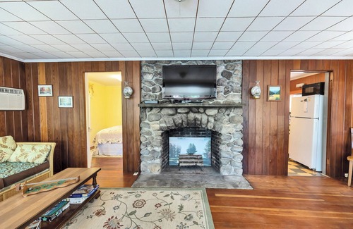 Amherst Cottage | Baboosic Lake - Wonderful Classic S. NH Vacation Cottage all to Yourself