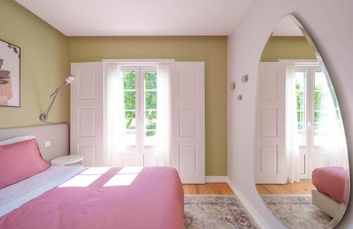 Soure House | Bacelos pink house - riverfront with jacuzzi