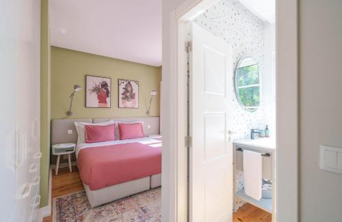 Soure House | Bacelos pink house - riverfront with jacuzzi