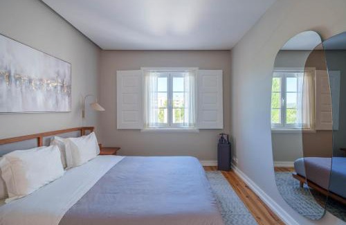 Soure House | Bacelos pink house - riverfront with jacuzzi