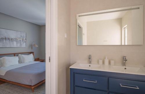 Soure House | Bacelos pink house - riverfront with jacuzzi
