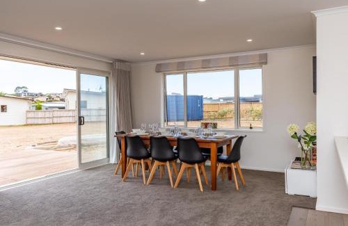 Mangawhai Heads House | Bach near the Beach - Mangawhai Heads Holiday Home