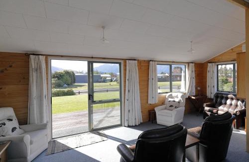 Te Anau House | Bach on Speight - Te Anau Holiday Home