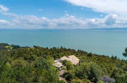 Waiomu Cabin | Bach with Stunning Sea Views in Conscious Community