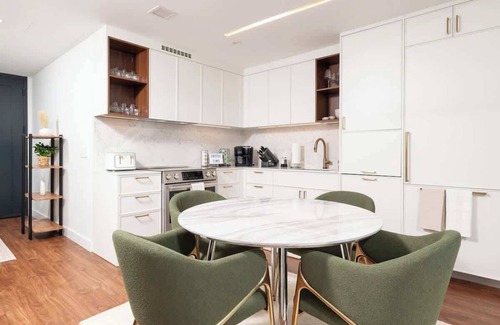 Bay Village Apartment | Back-Bay Upscale Central Penthouse W Roof-top