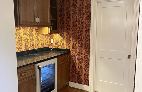 Oxford House | Back on VRBO!Large recently updated home 3blocks from square and 1/2mi to Grove!