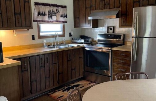 Crivitz Cabin | Backwoods Hideaway.nIts Fo-Rest, Relaxation, & Smore