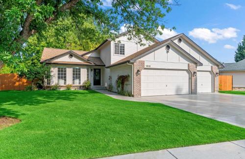 Meridian House | Backyard Bliss Bbq, Fire Pit, Patio, Sleeps 12