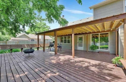 Wichita House | Backyard bliss/firepit/spacious/cozy/centrally located