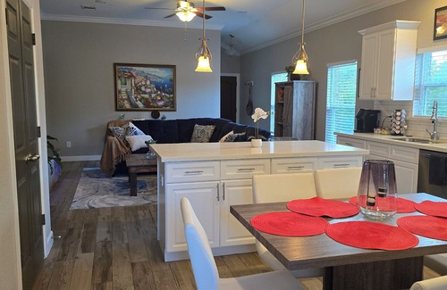 Spring House | Backyard Getaway! Near IAH Airport! Hot Tub!