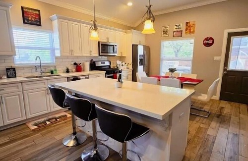 Spring House | Backyard Getaway! Near IAH Airport! Hot Tub!
