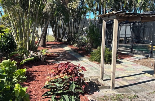 Caloosahatchee House | backyard oais villa