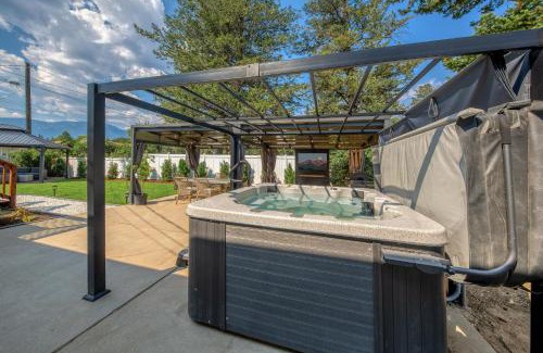 East Kootenay House | Backyard Oasis Hot Tub, BBQ, Outdoor Bar