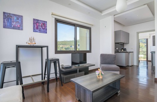 Thoum Apartment | Backyard Seaview 1 BR with 24/7 Electricity