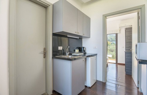 Thoum Apartment | Backyard Seaview 1 BR with 24/7 Electricity