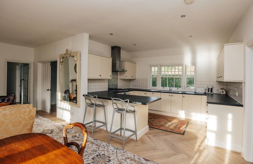 Henley-on-Thames House | Badgemore Cottage - Pet friendly, sleeps 8