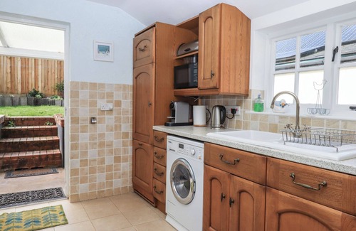 Budleigh Salterton Cottage | BADGER'S DEN, pet friendly, with a garden in Budleigh Salterton