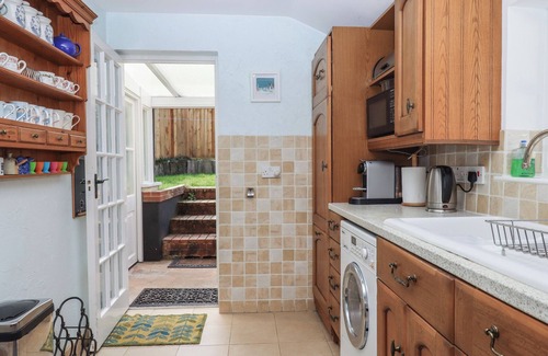 Budleigh Salterton Cottage | BADGER'S DEN, pet friendly, with a garden in Budleigh Salterton