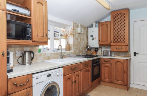 Budleigh Salterton Cottage | BADGER'S DEN, pet friendly, with a garden in Budleigh Salterton