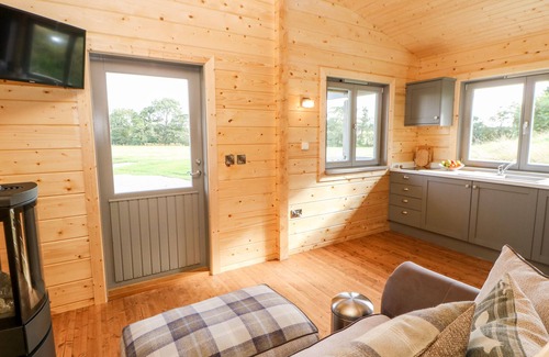 North Bitchburn Cottage | BADGERS SETT, pet friendly, with hot tub in Staindrop
