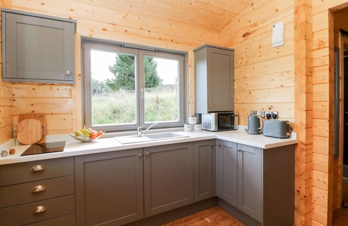 North Bitchburn Cottage | BADGERS SETT, pet friendly, with hot tub in Staindrop