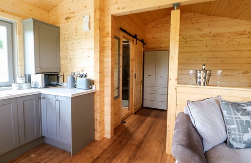 North Bitchburn Cottage | BADGERS SETT, pet friendly, with hot tub in Staindrop