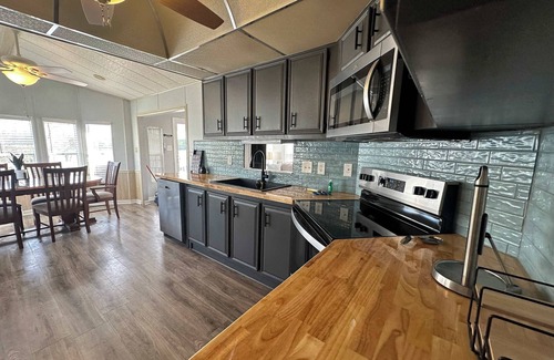 New London House | Badin Shores Resort - Excellent Lake View Home - Pools & Lots of Amenities - Gre