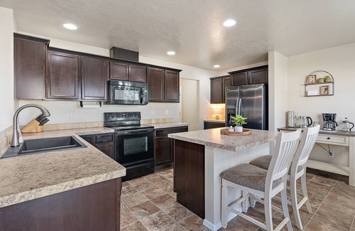 Caldwell House | ⭐Badminton/Volleyball net⭐️100Mbps⭐️3 TVs⭐️15min→Indian Creek Plaza⭐2600ft² ⭐nn