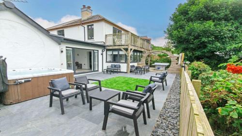 Georgeham House | Bag-End House - Unique home with Balcony, Beautiful Views, Ping Pong and Hot Tub option - Sleeps 14