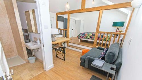 Georgeham House | Bag-End House - Unique home with Balcony, Beautiful Views, Ping Pong and Hot Tub option - Sleeps 14