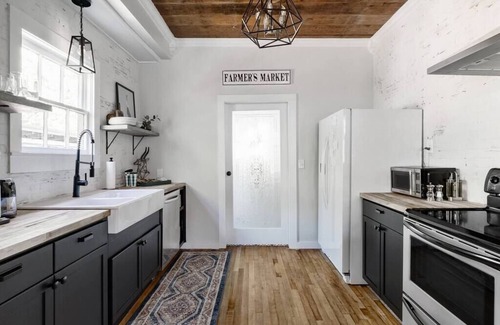 University House | Bagby Avenue Cottage
