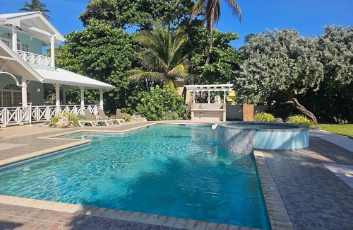 Orange Hill Villa | 'Bago Breeze' a blissful 4-bdrm villa by the Sea