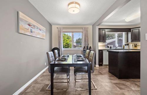 Drumheller House | Bahama Breeze I Hot Tub I Pool I 5 Bedroom