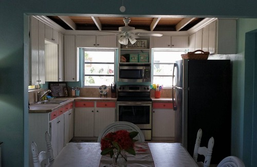Spanish Wells Villa | Bahama Breeze Island Villa. Two Minute Walk To Pristine, Pink Beaches. Paradise.