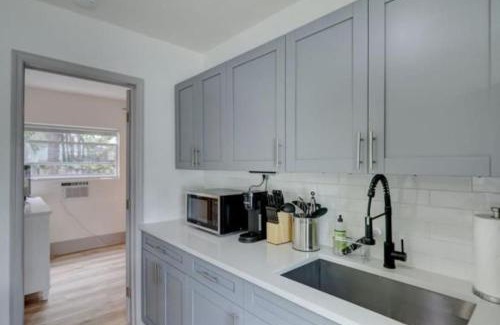 Victoria Park Apartment | Bahama Mama Las Olas and Holiday Park w Hot Tub