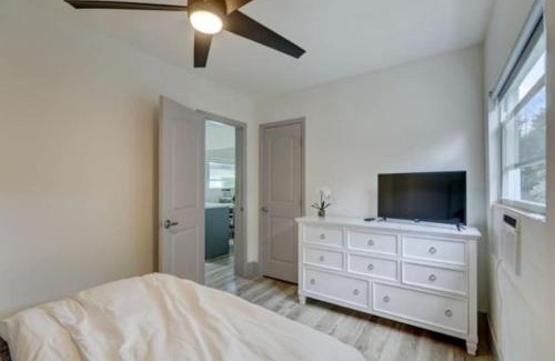 Victoria Park Apartment | Bahama Mama Las Olas and Holiday Park w Hot Tub