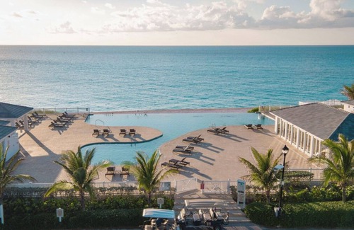 Alice Town House | Bahamian Rhapsody: 2-Story Treehouse in Prime Location nBoat slip available 40ft