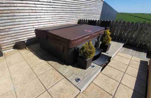 Dalry House | Baidland Escapes 2 bedroom cottage With hot tub
