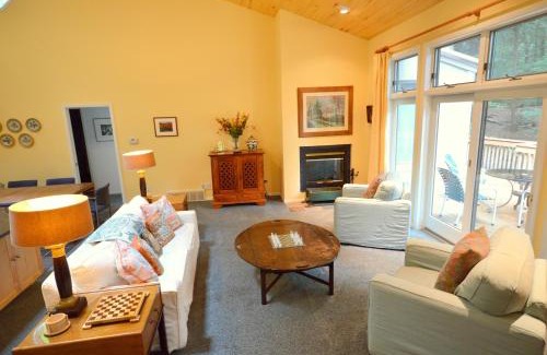 Norton Shores House | Bailey