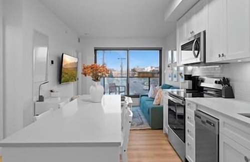 Bridgeland Apartment | "Baja Blast" 2BR |Mins to Stampede | Rooftop Patio