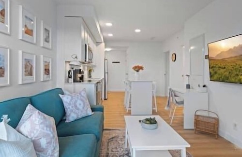 Bridgeland Apartment | "Baja Blast" 2BR |Mins to Stampede | Rooftop Patio